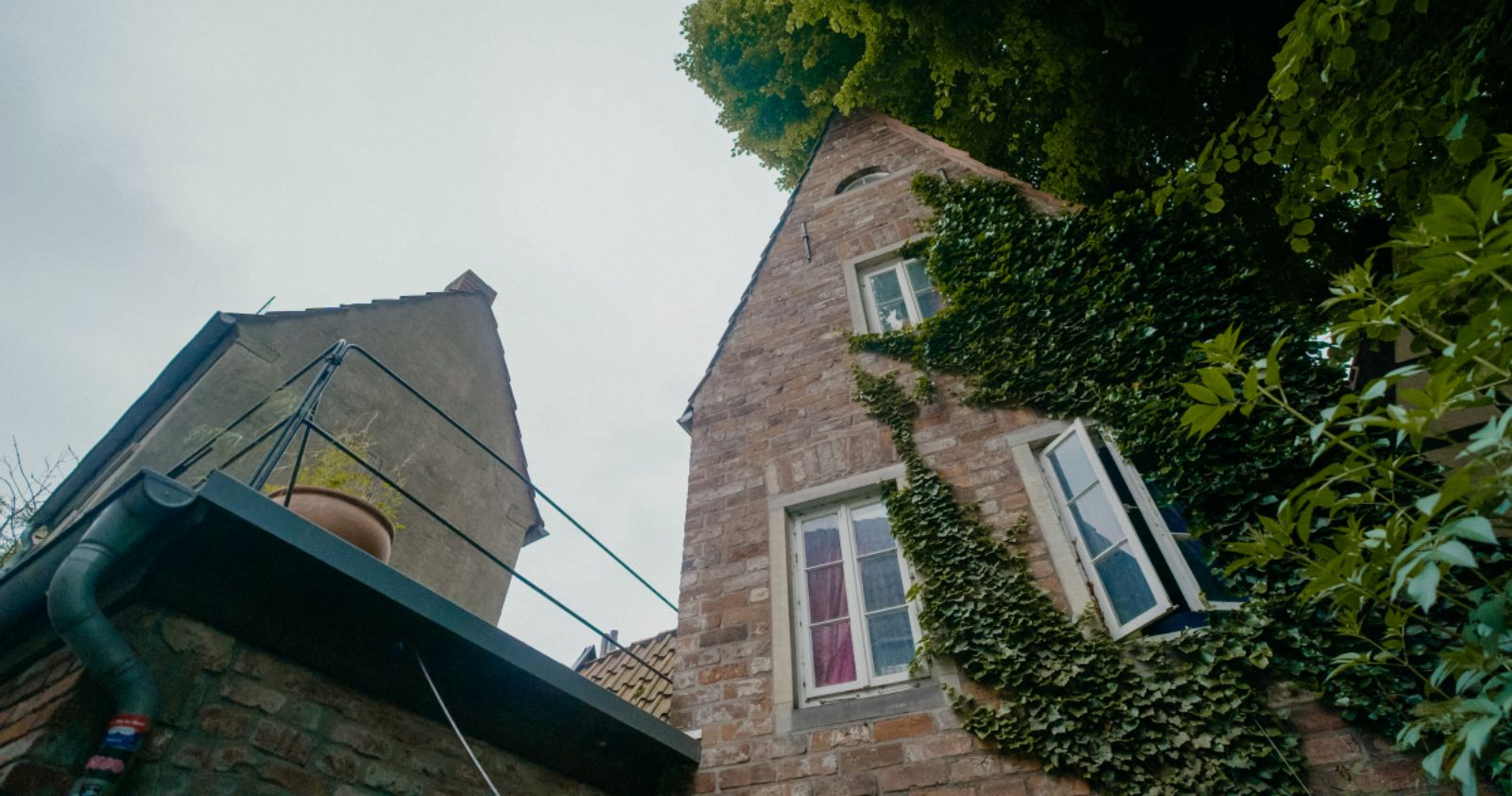 Dachterrasse auf dem kleinsten Haus Deustchlands. Urlaub in Bremen bei LDGG. Fynn Kliemann kauf außergewöhnliche Häuser und baut sie zu Ferienwohnungen um.