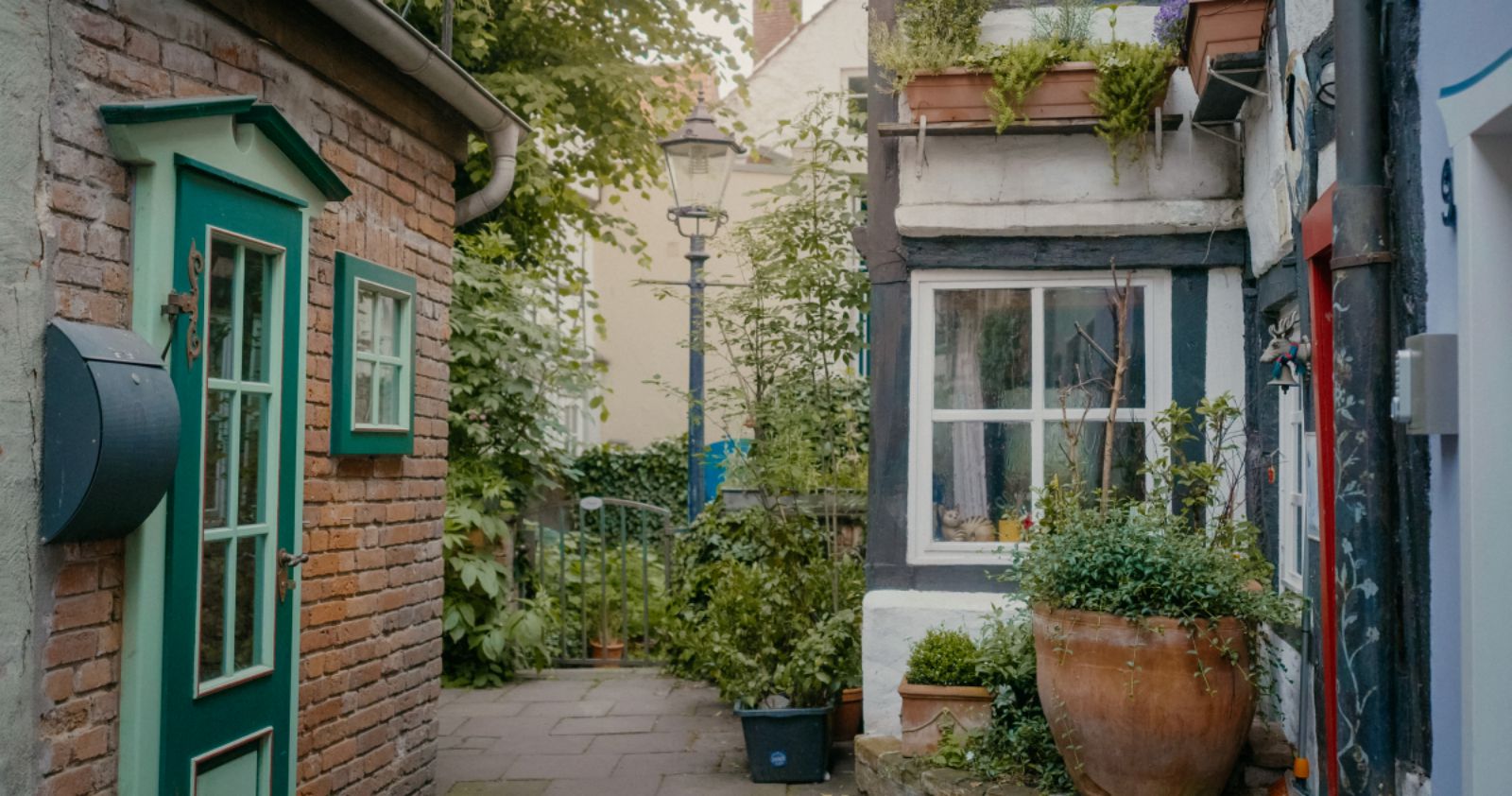 Das kleinste Haus Deutschlands als Ferienwohung mieten. Fynn Kliemann hat mit LDGG in Bremen im Schnoor das Minihaus gekauft und wird nun als Ferienwohnung umgebaut. Einzigartiger Urlaub