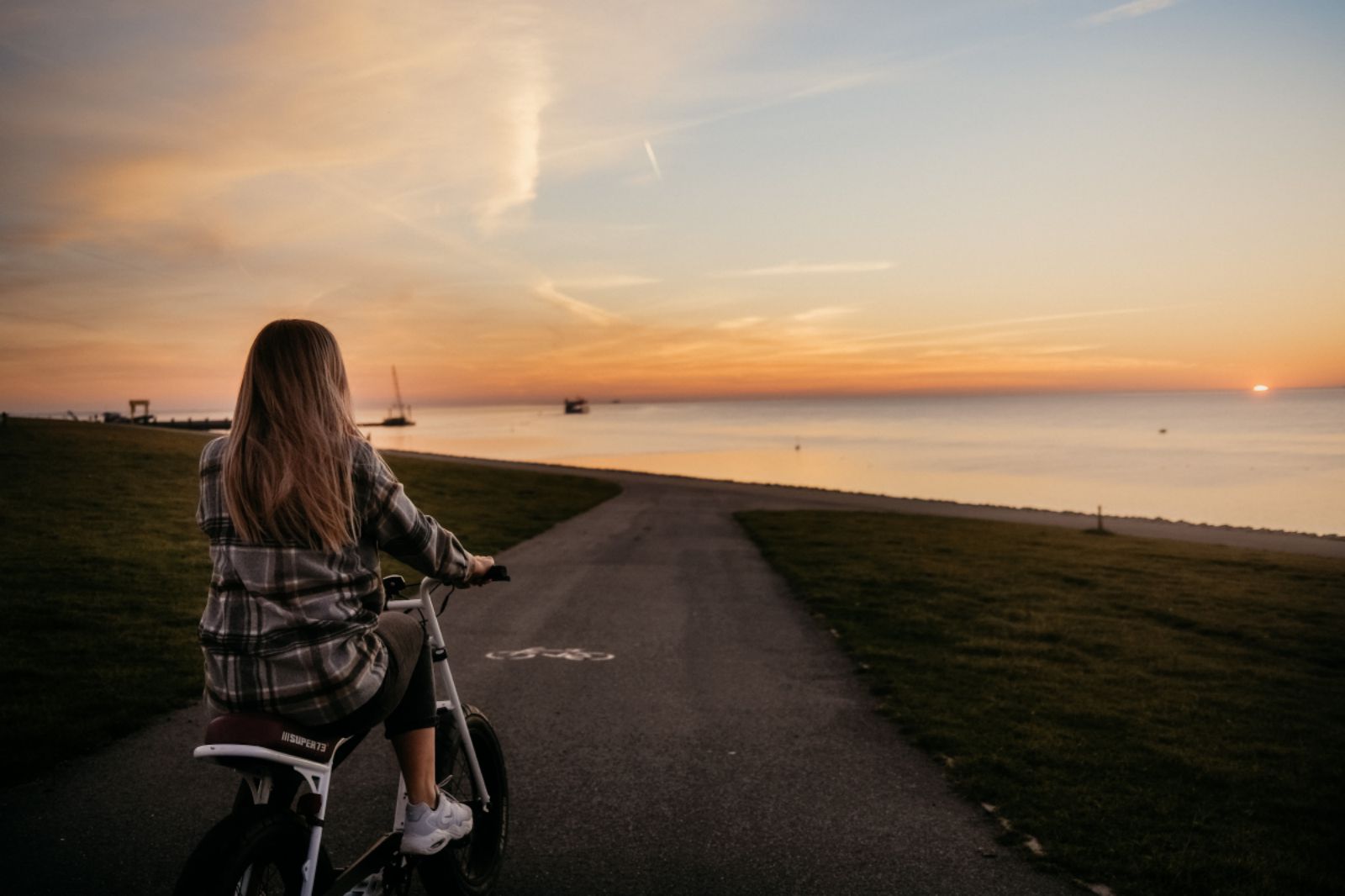 Wir verleihen an unsere Urlauber und Urlauberin kostenlos E-Bikes von Super73. Urlaub an der Nordsee auf Nordstrand direkt am Wattenmeer.