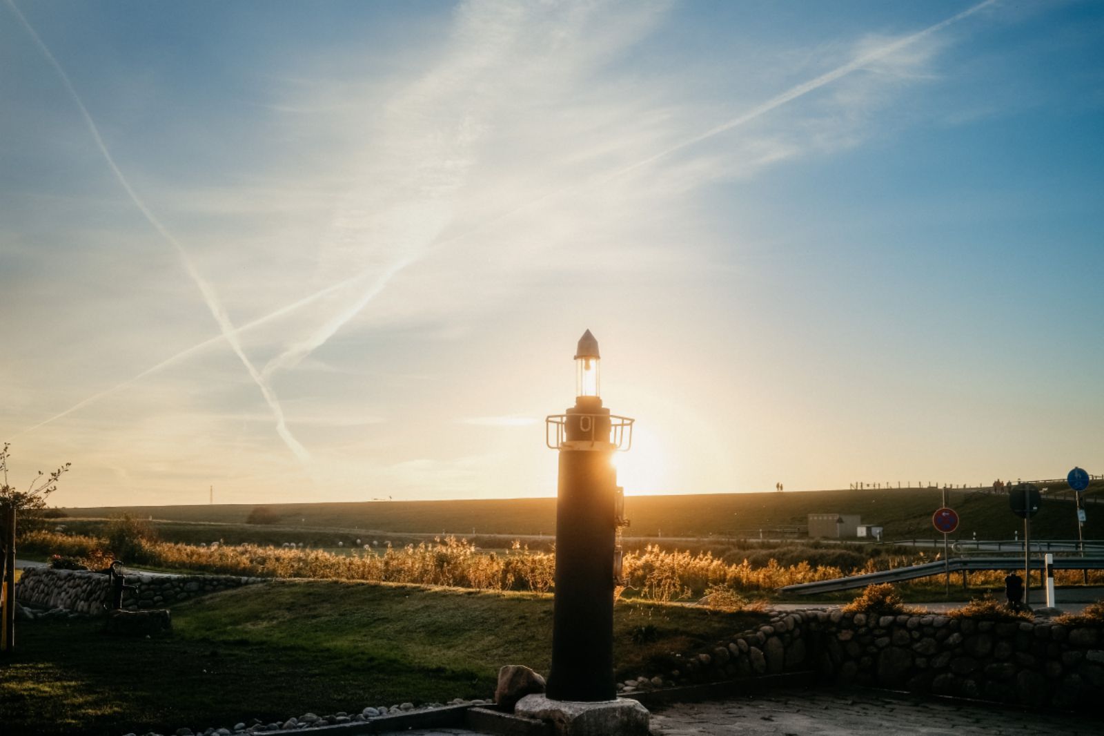 Entspannter Urlaub an der Nordseeküste auf Nordstrand. Eigener Mini-Leuchtturm im Sonnenaufgang hinterm Deich. Fynn Kliemann renoviert mit LDGG Häuser und verkauft das Interior im Onlineshop.